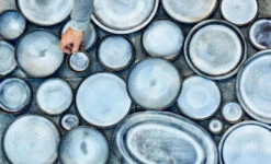 Serax Pure Bord Met Hoge Rand M ø 23,5 Cm Keramiek Blue Glazed 3 Serax Pure Bord Met Hoge Rand M ø 23,5 Cm Keramiek Blue Glazed -Serax pure 2020 1 990x600 1